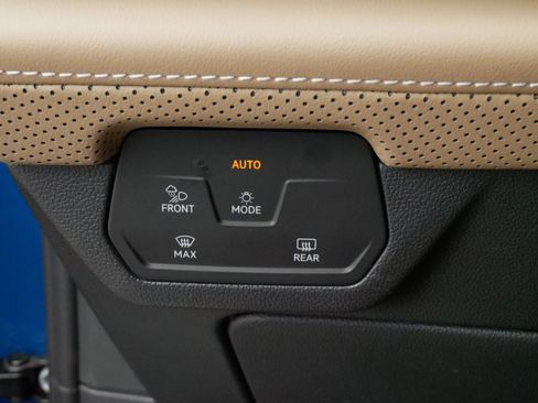 Certified 2025 Volkswagen Atlas Cross Sport SE AWD/4WD image 27