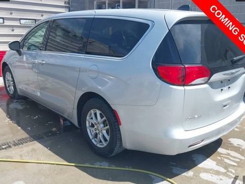 Used 2022 Chrysler Voyager LX FWD image 3