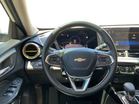 Used 2024 Chevrolet Trax LT w/ Driver Confidence Package FWD image 12