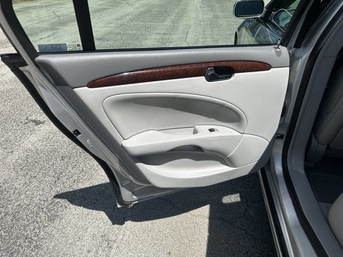 Used 2011 Buick Lucerne CXL FWD image 18