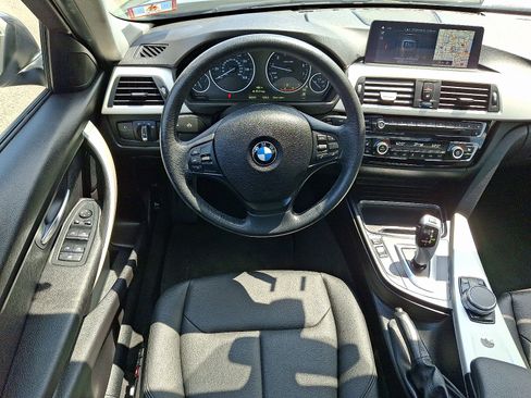 Used 2018 BMW 320i xDrive Sedan w/ Convenience Package AWD/4WD image 12