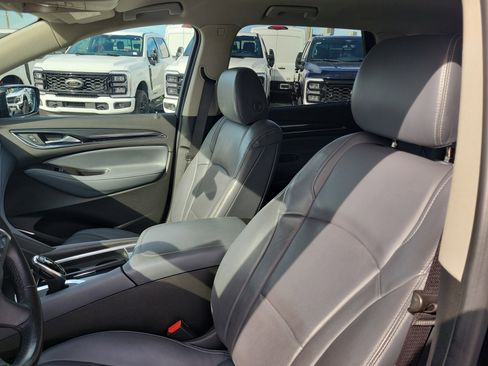 Used 2018 Buick Enclave Essence image 9