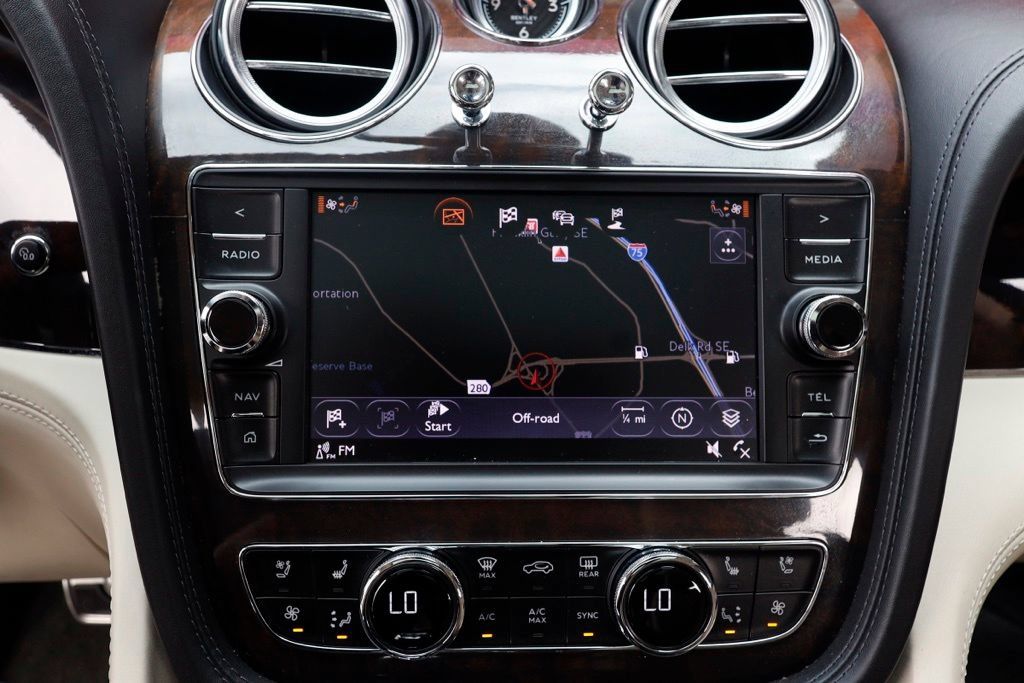 Used 2019 Bentley Bentayga AWD/4WD image 27