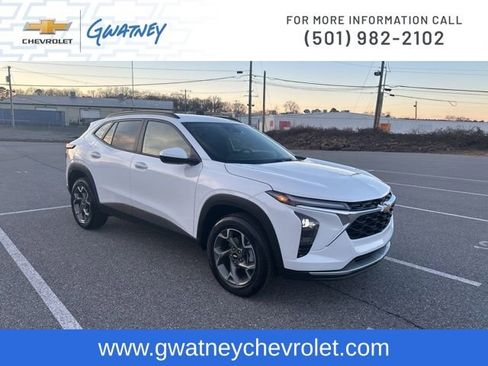 Used 2025 Chevrolet Trax LT w/ LT Convenience Package image 3