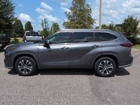 Used 2021 Toyota Highlander XLE FWD image 3