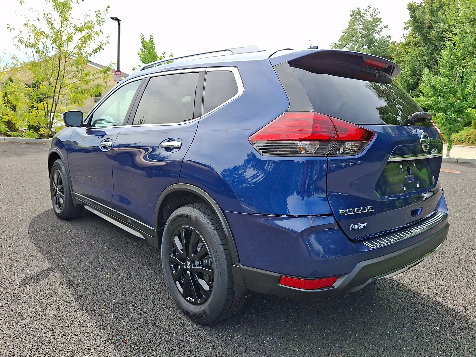 Used 2017 Nissan Rogue SV w/ SV Premium Package AWD/4WD image 4
