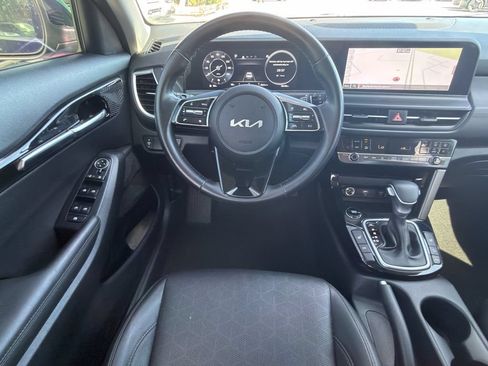 Certified 2025 Kia Seltos EX w/ EX Sunroof Package FWD image 14