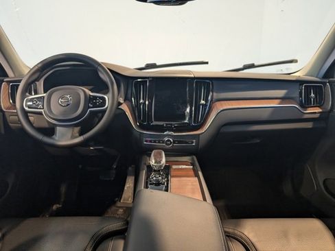 Used 2023 Volvo XC60 B5 Ultimate w/ Climate Package image 10