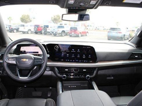 Used 2025 Chevrolet Suburban Premier image 25