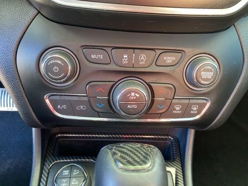 Used 2019 Jeep Cherokee Trailhawk w/ Cold Weather Group image 26