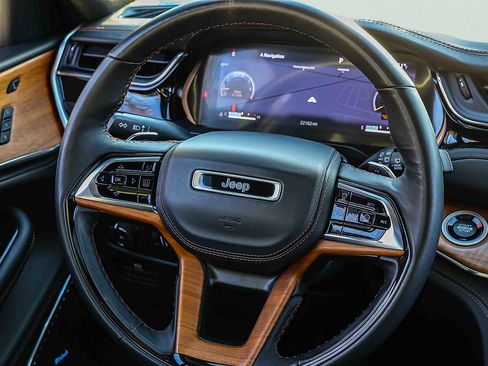 Used 2023 Jeep Grand Cherokee L Summit AWD/4WD image 10