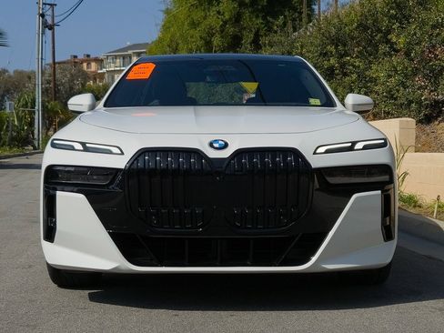 Used 2023 BMW 740i image 3