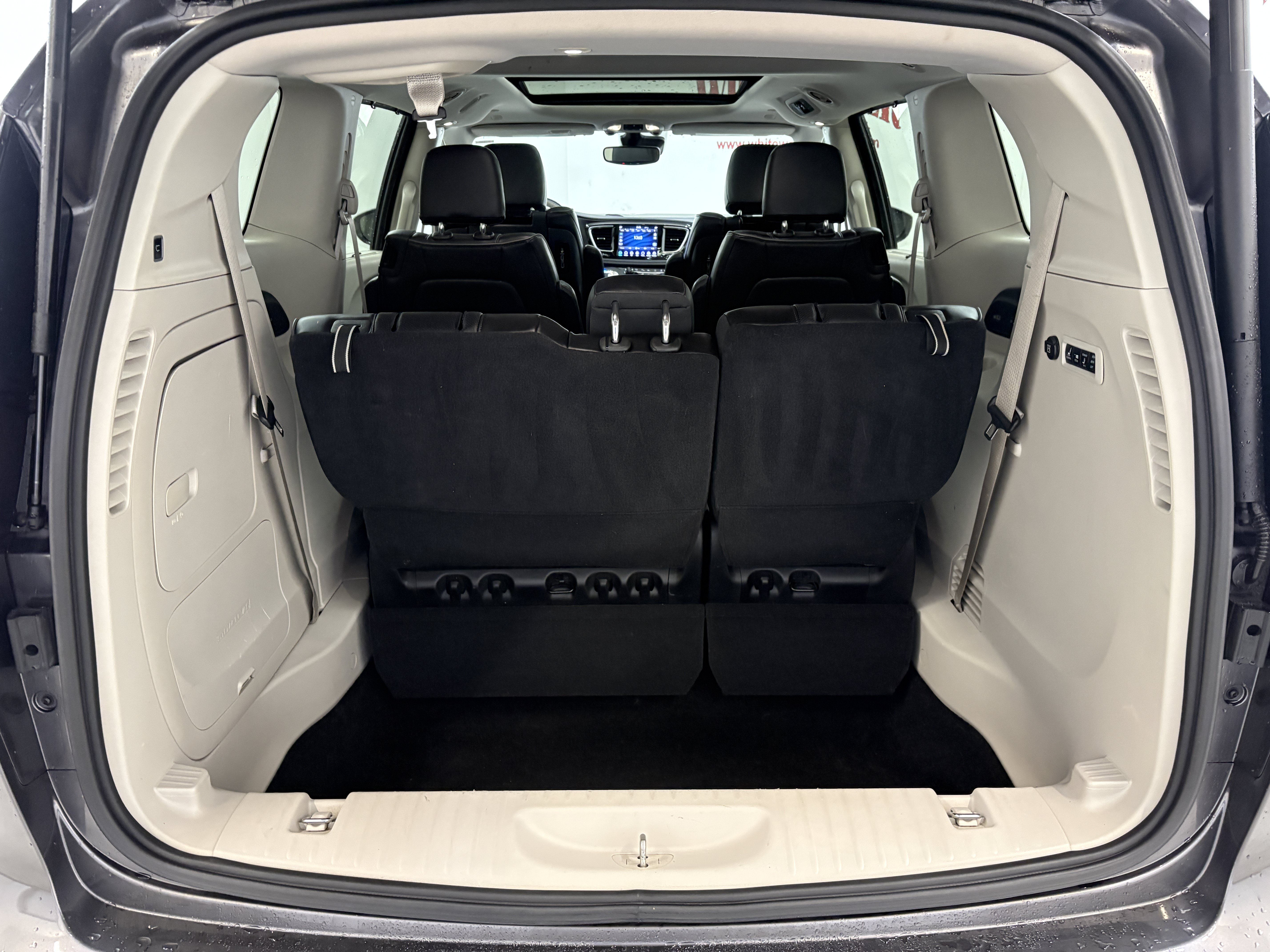 Used 2020 Chrysler Pacifica Limited w/ Advanced Safetytec Group FWD image 9