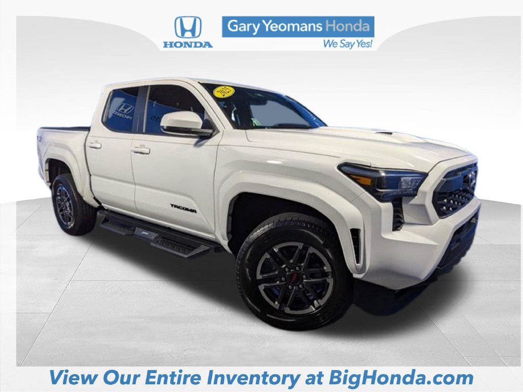 Used 2025 Toyota Tacoma TRD Sport AWD/4WD image 4