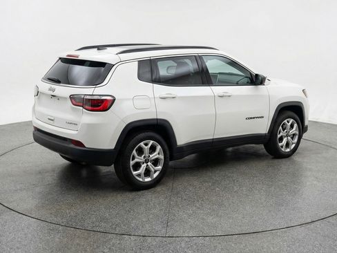Used 2025 Jeep Compass Latitude image 9