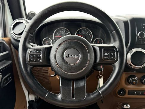 Used 2014 Jeep Wrangler Unlimited Sahara w/ Connectivity Group AWD/4WD image 13