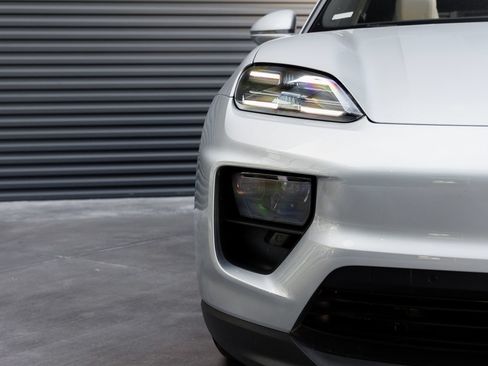 Certified 2025 Porsche Macan 4S Electric AWD/4WD image 38