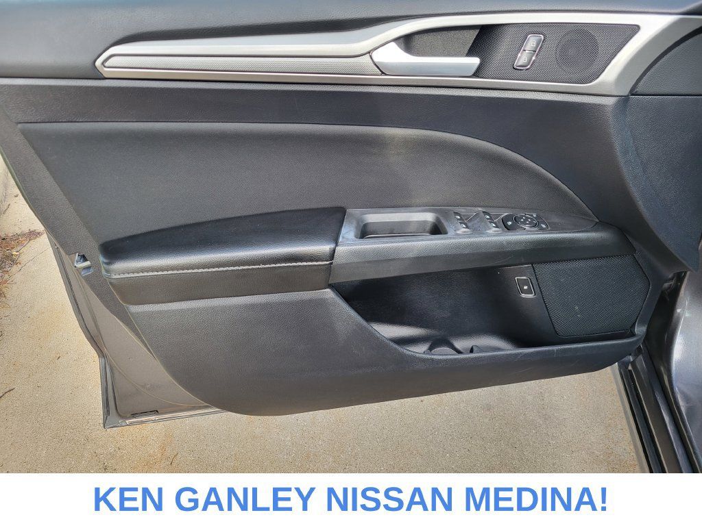Used 2020 Ford Fusion SE FWD image 38
