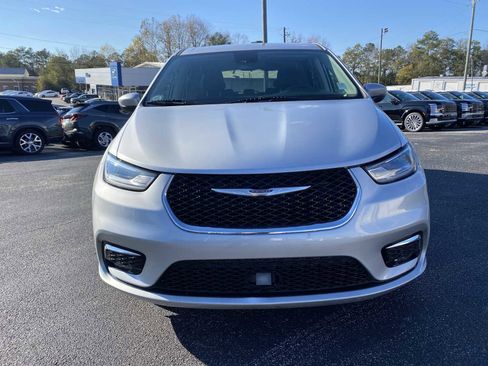 Used 2023 Chrysler Pacifica Touring-L image 3