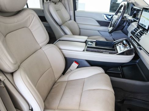 Used 2019 Lincoln Navigator Select w/ Technology Package RWD image 18