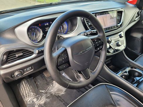 Used 2025 Chrysler Pacifica Limited image 12