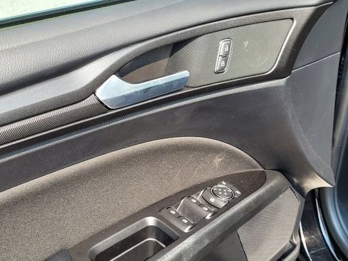 Used 2018 Ford Fusion SE w/ Equipment Group 201A FWD image 25