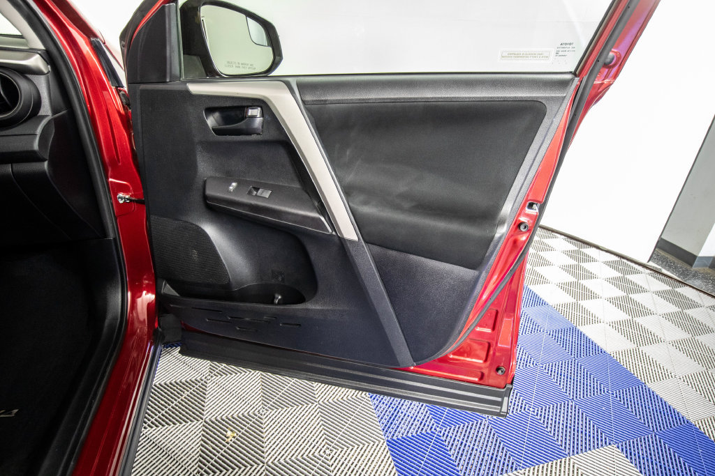 Used 2018 Toyota RAV4 LE FWD image 14