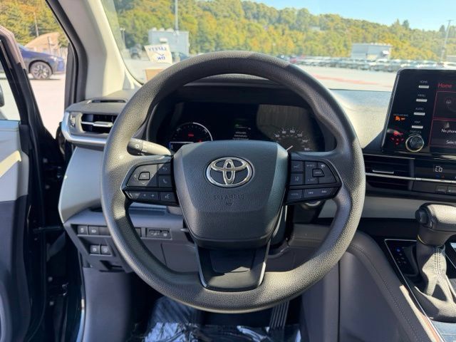 Used 2023 Toyota Sienna LE FWD image 14