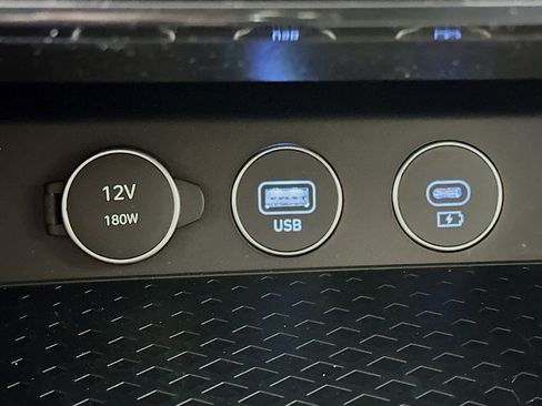 Used 2025 Genesis G70 2.5T image 26