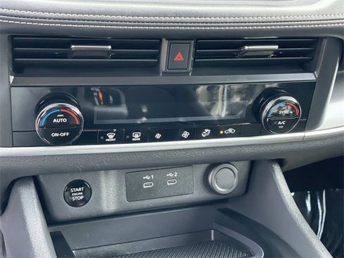 Used 2024 Nissan Rogue SV image 16