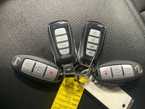 Used 2019 Nissan Titan SV w/ SV Convenience Package AWD/4WD image 21