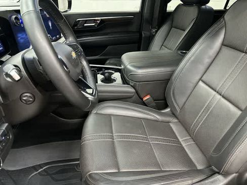 Used 2025 Chevrolet Suburban High Country AWD/4WD image 10