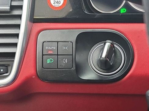 Used 2022 Porsche Cayenne AWD/4WD image 30