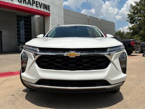 Used 2025 Chevrolet Trax LT w/ LT Convenience Package FWD image 3