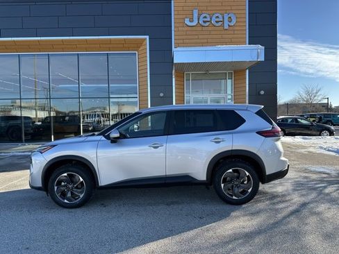 Used 2024 Nissan Rogue SV image 9