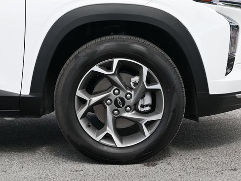 Used 2026 Chevrolet Trax LT w/ LPO, Blackout Package FWD image 11