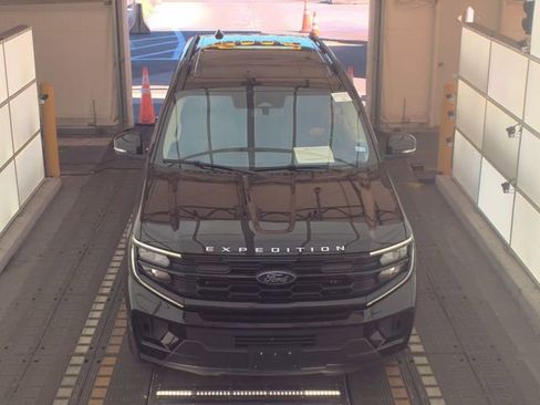 Used 2025 Ford Expedition Active image 12