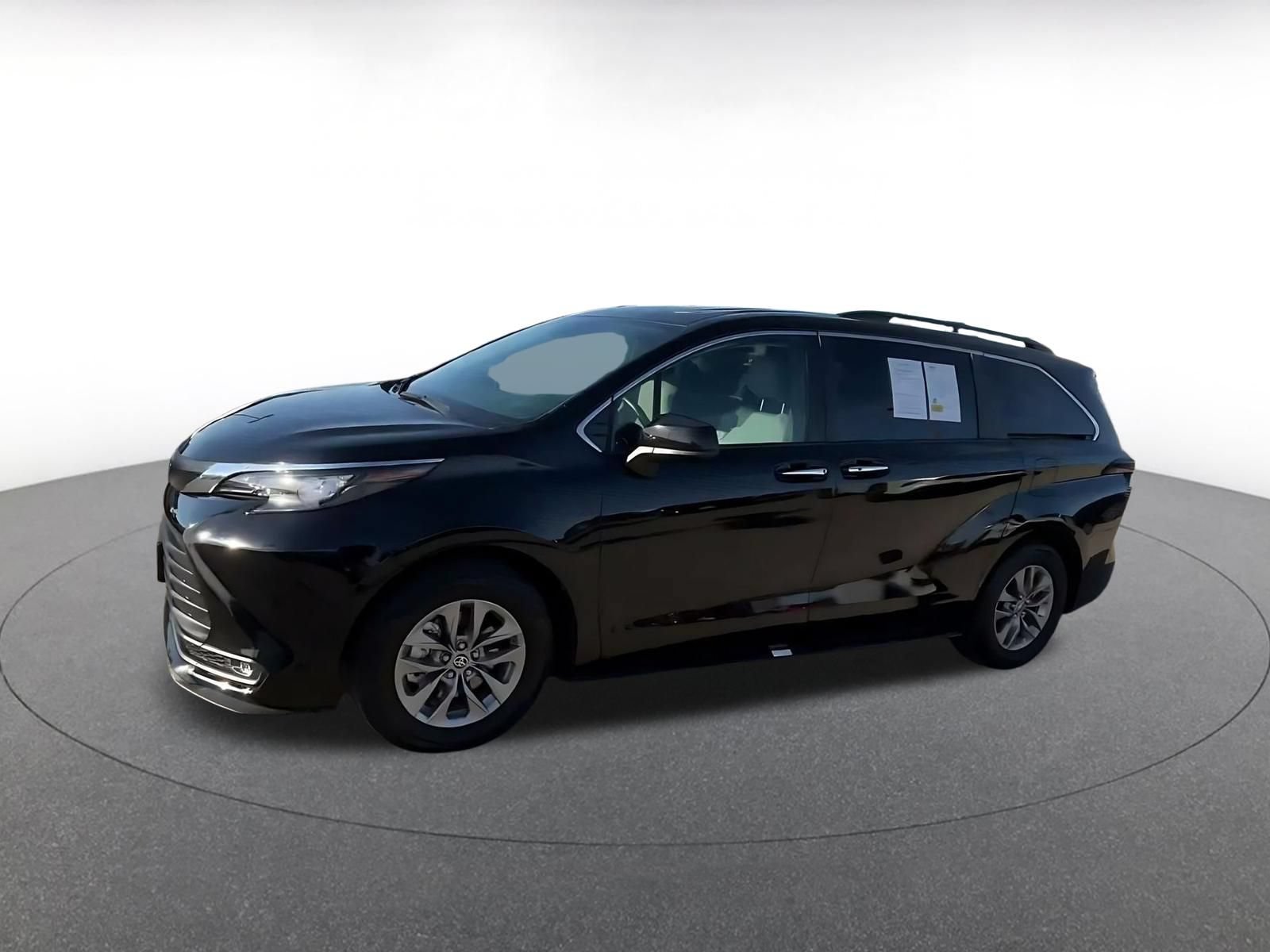 Used 2025 Toyota Sienna XLE FWD image 7