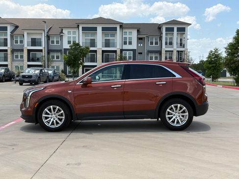 Used 2019 Cadillac XT4 Luxury w/ Cold Weather Package FWD image 4
