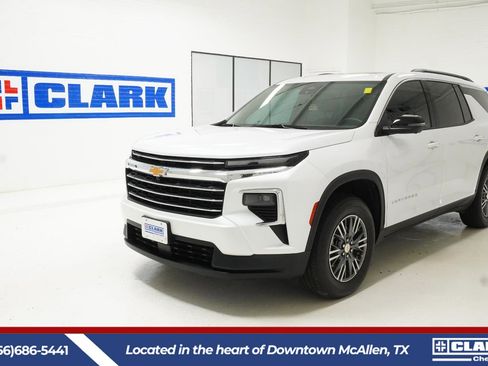 Used 2024 Chevrolet Traverse LT FWD image 1