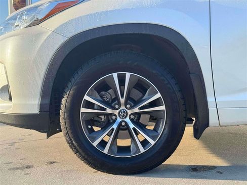 Used 2018 Toyota Highlander LE image 5