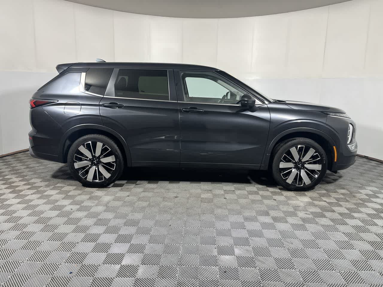 Used 2025 Mitsubishi Outlander SE AWD/4WD image 9