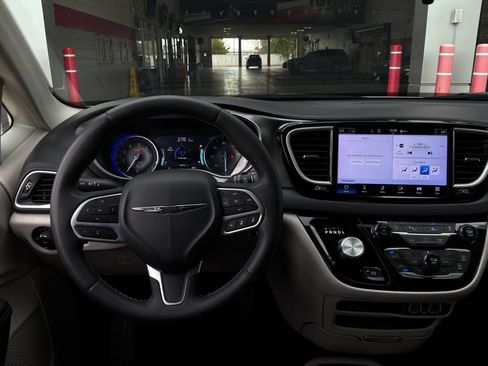 Used 2024 Chrysler Pacifica Touring-L FWD image 17
