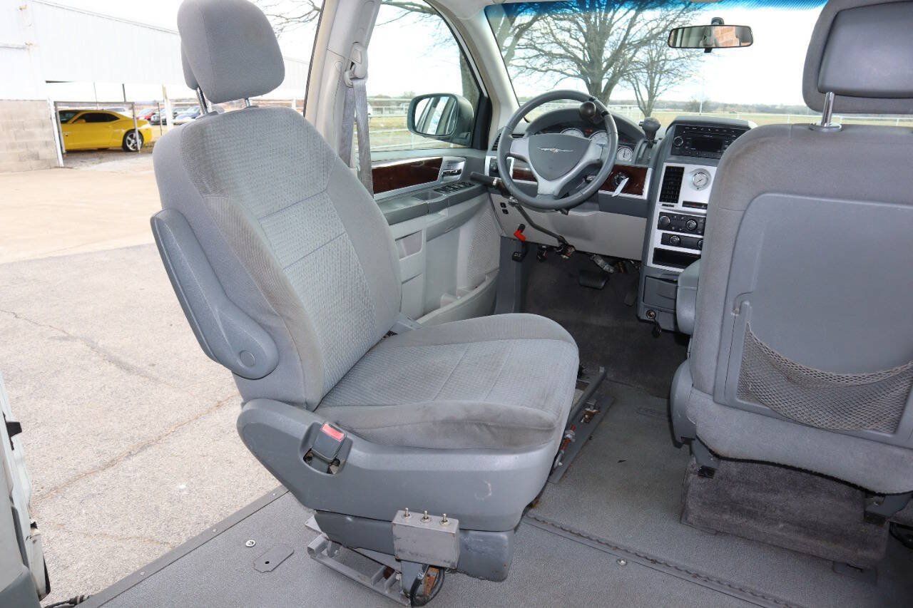 Used 2010 Chrysler Town & Country Touring FWD image 29