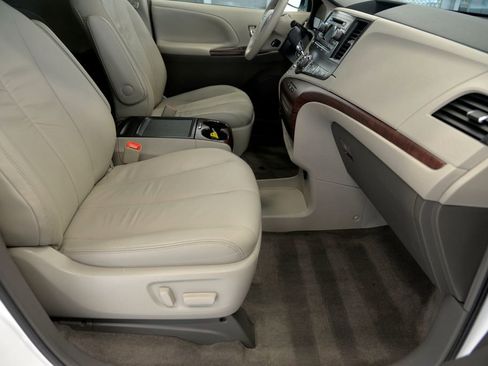Used 2014 Toyota Sienna XLE image 32
