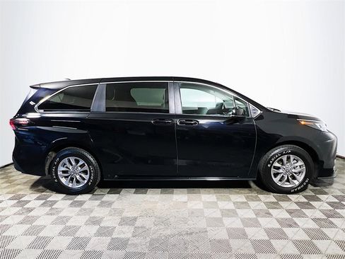 Certified 2024 Toyota Sienna LE image 9