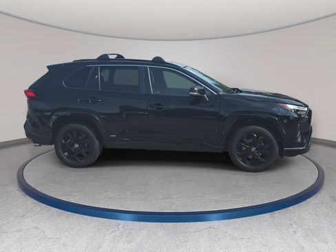 Used 2022 Toyota RAV4 SE w/ Convenience Package AWD/4WD image 4