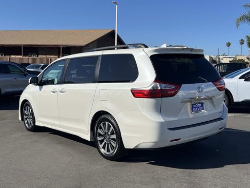 Used 2018 Toyota Sienna Limited image 3