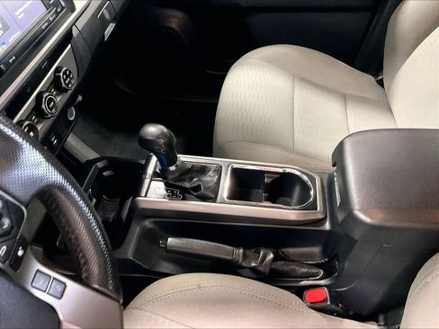 Used 2018 Toyota Tacoma SR5 AWD/4WD image 20
