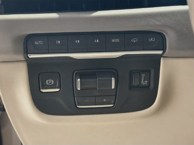 Used 2025 Cadillac Escalade ESV Premium Luxury Platinum AWD/4WD image 9